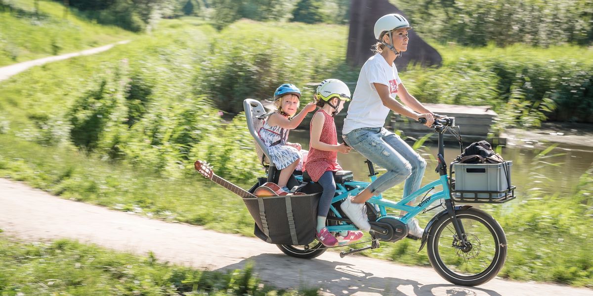 Mommy and two kinds on a long tail cargobike tern GSD